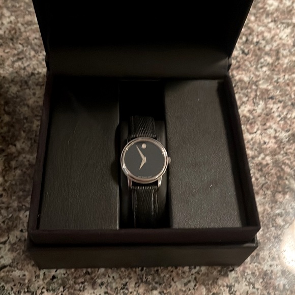 Movado watch, Swiss quartz sapphire crystal with leather strap - Picture 2 of 3